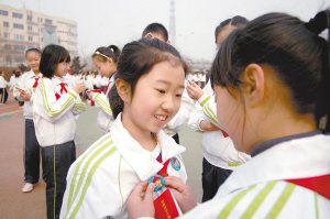 滨海新区中小学校昨日开学 责任教育成第一课