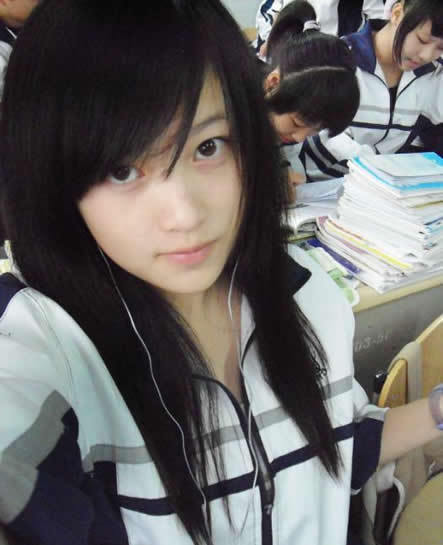 <em>校服妹潘雨婷人气飙涨</em>