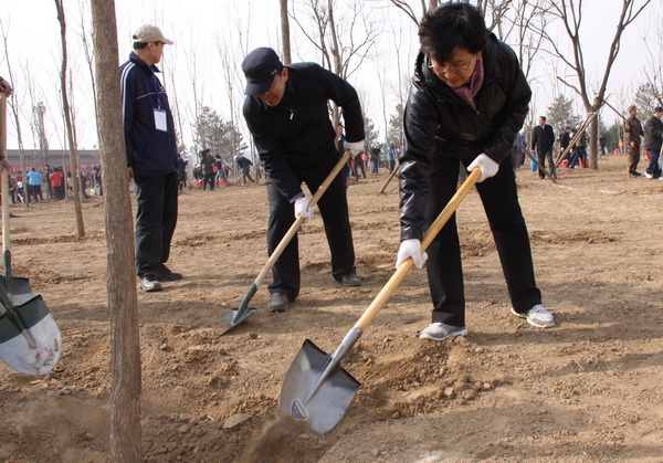 挥锹铲土