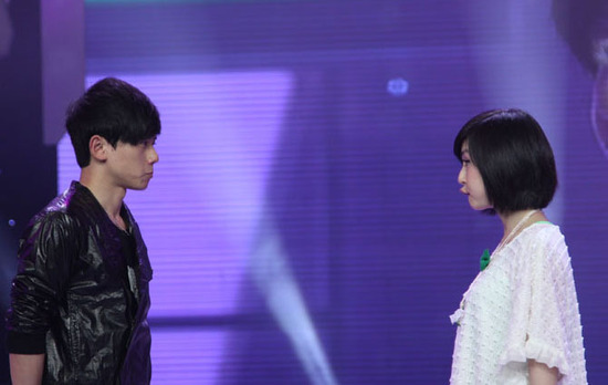 张杰向谢娜献花示爱嘟嘴做鬼脸