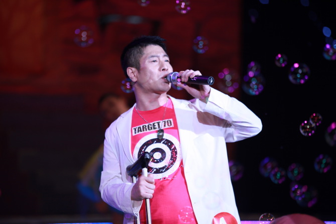 对话励志歌手高峰:用歌声拥抱太阳_新闻台_中国网络电视台