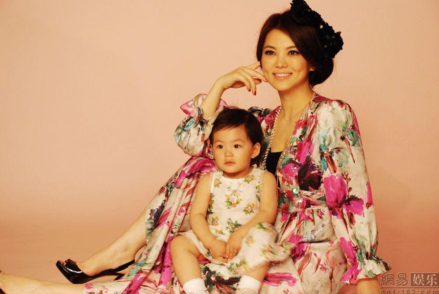 高清组图:李湘携女儿首次拍杂