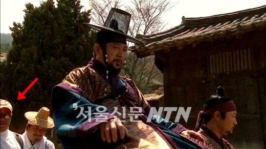 韩国历史剧穿帮镜头曝光 朝鲜时期现棒球帽墨