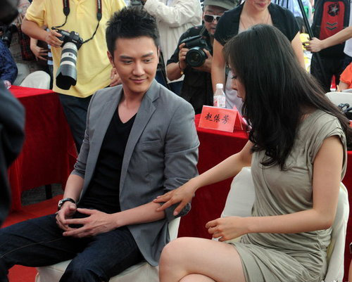 <em>杨幂</em>遭投资老板熊抱 <em>冯绍峰</em>惊讶旁观(高清组