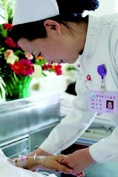 潍坊市/5月12日，在潍坊市人民医院妇科病房内，护士们正在进行护理...