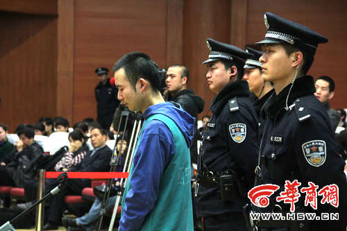 质疑七:张妙与刘苗(<em>药家鑫女友</em>)是什么关系?
