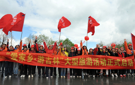 长春:赛龙舟迎接首个"中国旅游日"