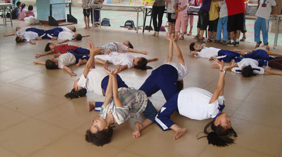 侨乡海口小学学生为庆六一排练节目