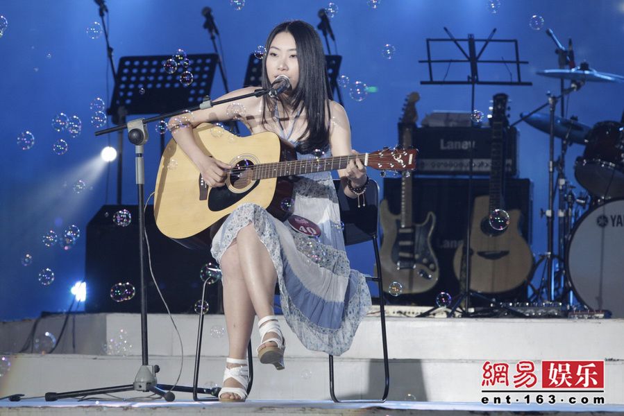 钢牙文艺女青年 黄晶遭淘汰 <em>快女</em>成都十<em>强名单</em>