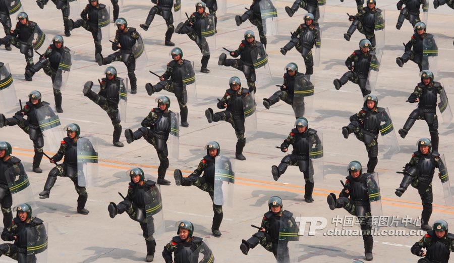 武警北京总队举行机动部队训练演示