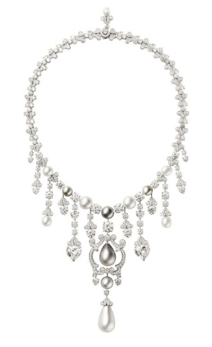 伟德国际老铺黄金的千亿虚弱：天价估值幻影壁垒与奢侈悖论