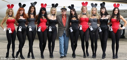 拥在休?海夫纳身边