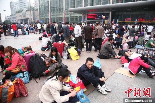 成都火车站迎来端午小长假出行高峰