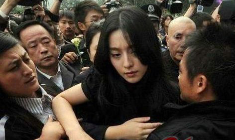 娱乐明星遭遇\咸猪手\的事件层出不穷