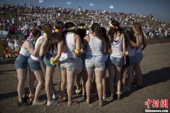 犹太人的节日!以色列<em>美少女</em>翩翩起舞庆五旬(组