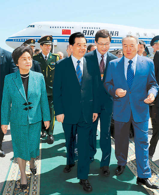胡锦涛抵达哈萨克斯坦访问并出席上合组织峰会
