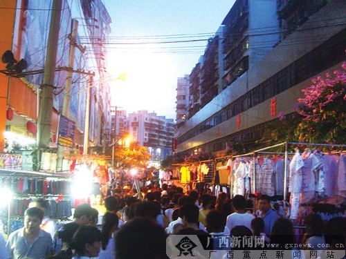 南宁平等街夜市消防演习:一分钟撤出一条安全通道