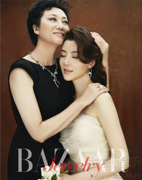 高清:车晓携手妈妈拍珠宝杂志<em>大片</em> 尽显母女情