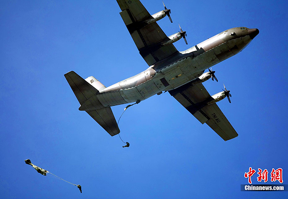 利刃-2011特种部队举行惊险低空跳伞表演