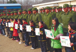 )班小朋友自画解放军抗