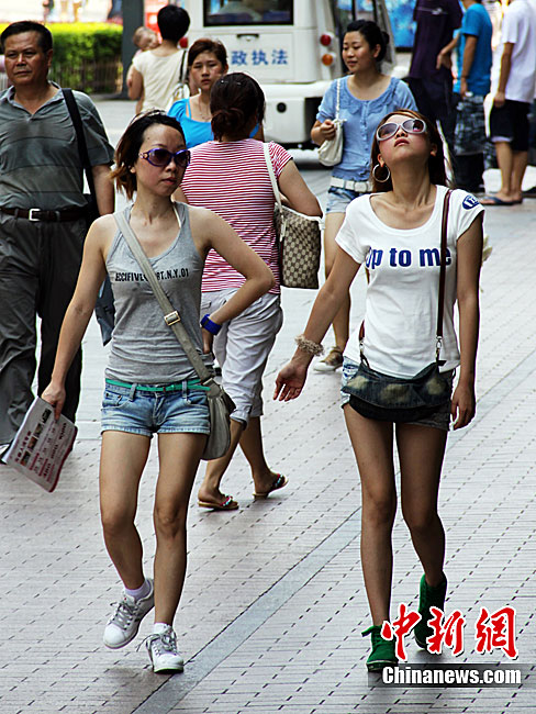 炎炎夏季长沙<em>美女</em>热衷超短<em>牛仔裤</em>_新闻中心_