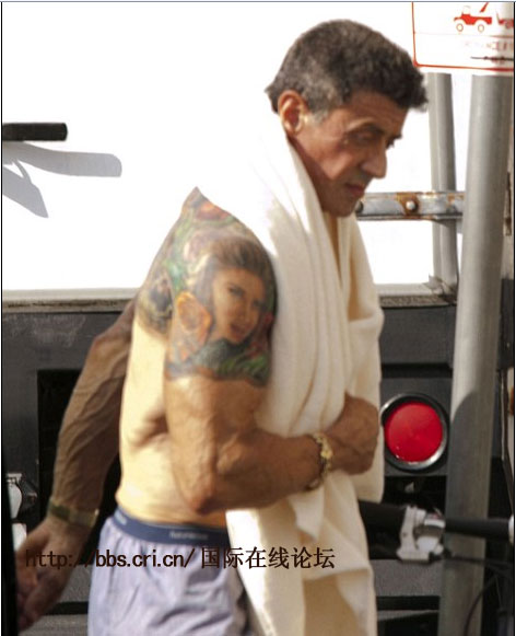 64岁史泰龙赤裸上身展示纹身 专家称其有皮肤病迹象
