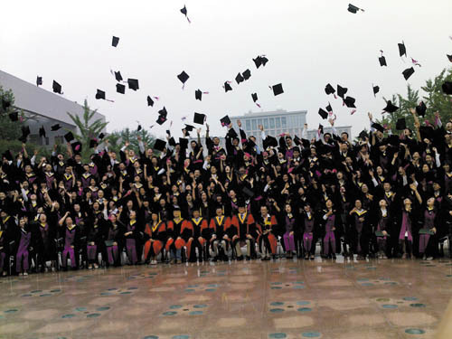 北京大学和清华大学的本科毕业生同时毕业