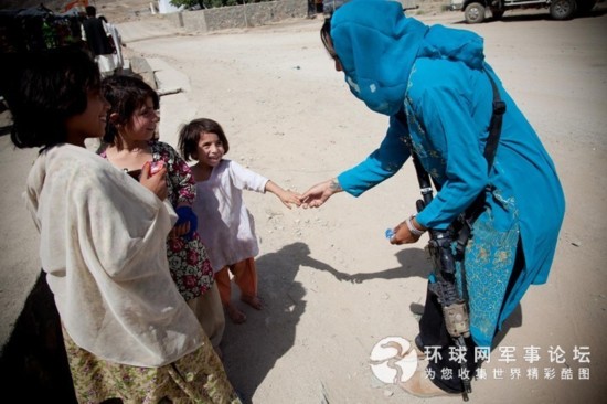 组图:阿富汗美军女侦察兵穿成啥样?