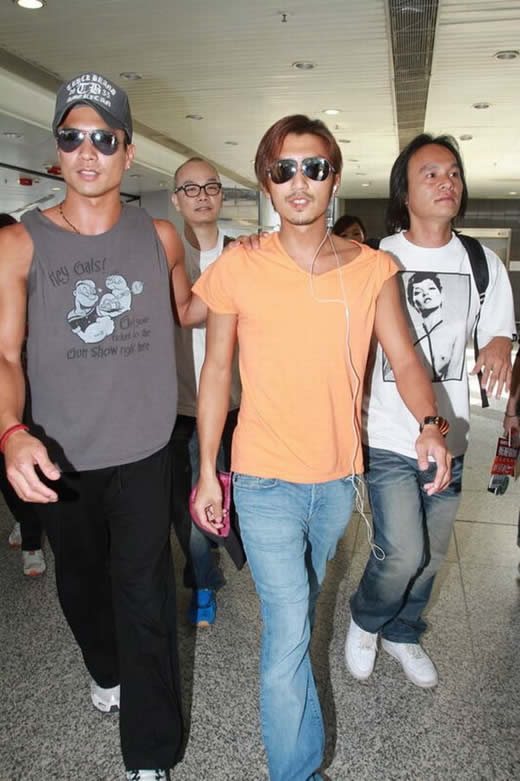 谢霆锋婚变传闻后首次返港一言不<em>发</em> <em>妹夫</em>前来