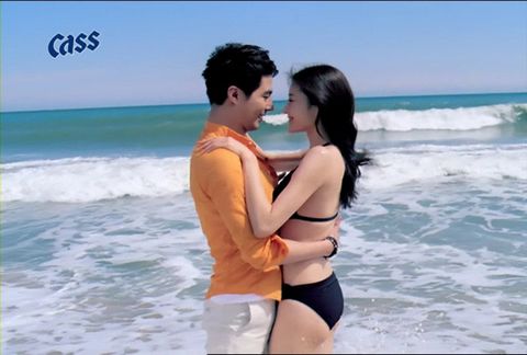 赵寅成和lee hyeon-i在啤酒广告中甜蜜拥抱.照片= esteem提供