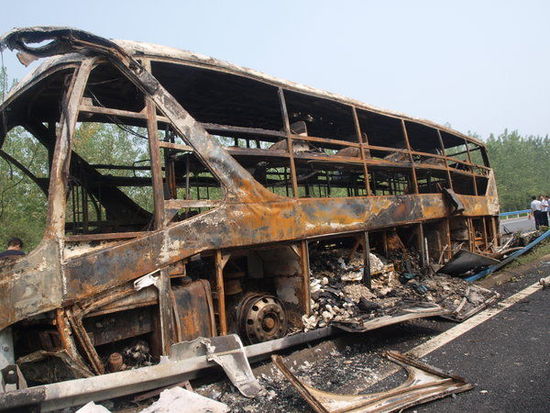 开往湖南长沙的中型客车在河南信阳明港发生火