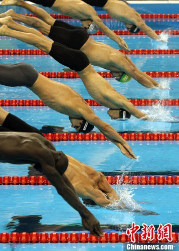 图:世界游泳锦标赛起跳瞬间见先后
