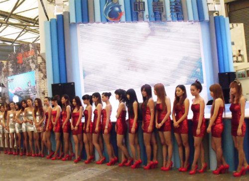 额发高束的mm以邻家女孩般可人面容俘虏