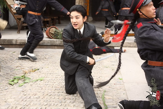《竞雄<em>女侠 秋瑾</em>》发布海报 女版陈真<em>英雄</em>传奇
