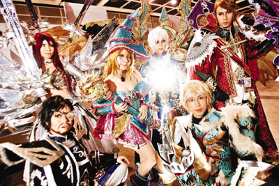 香港动漫节丁财两旺 性感女模抱抱会挨批