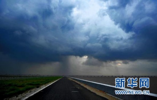 上海同纬度北上 上海沿海狂风与台风中心相当
