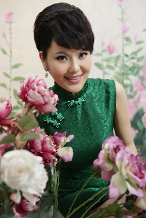 乌兰图雅飙歌青岛海洋音乐节 获腾格尔支持