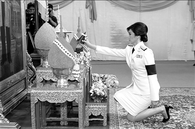 泰国国王正式任命英拉为总理