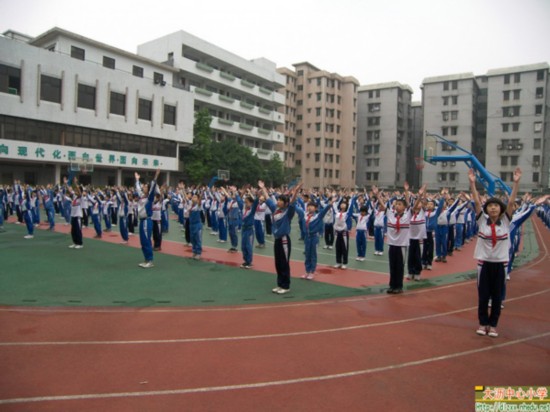 现在开始做第九套广播体操,原地踏步走,一二三