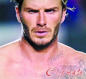 小贝女儿再出新照哈珀文身锁骨上