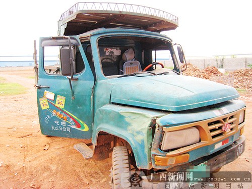 一老板在南宁江南区一木材加工厂拉货农用车被
