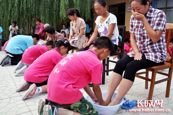 威县中小学生集体为长辈洗脚 感谢父母养育恩