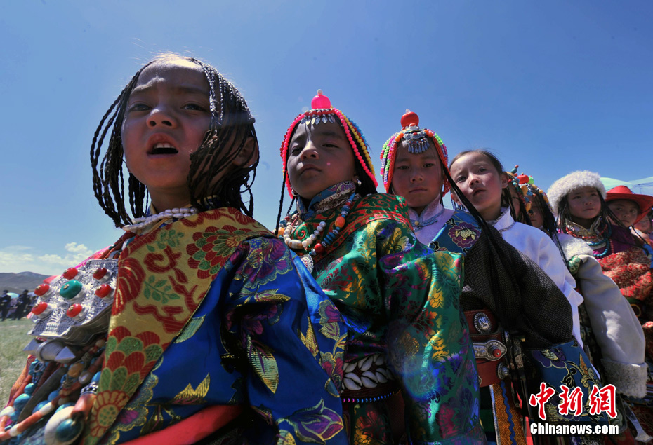 青海草原藏族牧童客串服饰小模特
