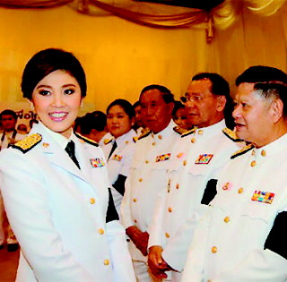 泰国首任女总理英拉就职时为何戴黑袖章