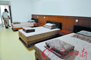 还有室内羽毛球场等配套设置