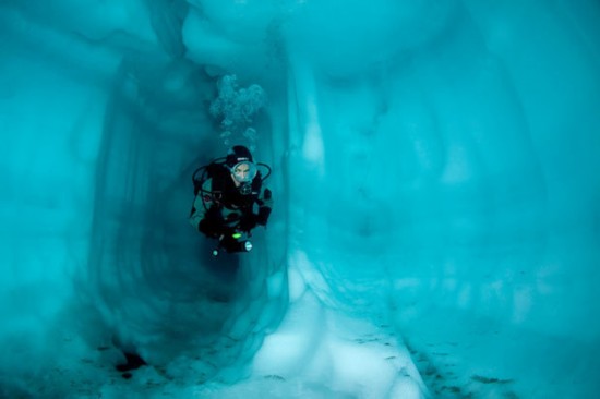 瑞士奇特水下冰世界:水流冲刷出脸形冰块
