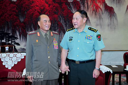 国防部长梁光烈会见朝鲜人民军后勤代表团