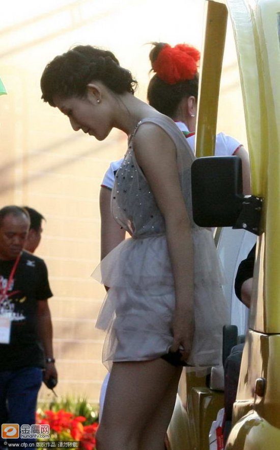 娘谢娜蕾丝裙走优雅风 何炅衬衫领结扮<em>绅士</em>_