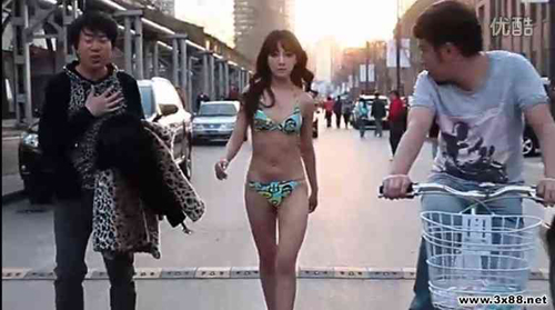 <em>美女</em>不堪男子骚扰 当街<em>脱光</em>衣服引围观(图)_新