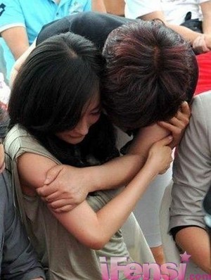 <em>选秀</em>女星被男友当众扒掉内衣 咸猪手趁乱袭女